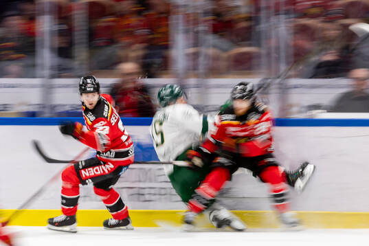 Tackling längs sargen av Luleås Jesper Sellgren Brendan
