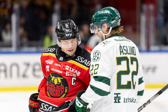 Luleås Erik Gustafsson i samtal med Färjestads Per Åslund