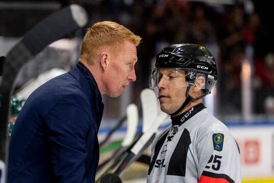 Färjestads tränare Jörgen Jönsson  i samtal med