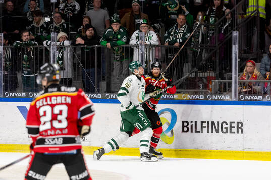 Färjestads Filip Roos tacklar Luleås Brendan Shinnimin