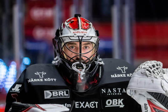 Örebros målvakt Jhonas Enroth införishockeymatchen i SHL