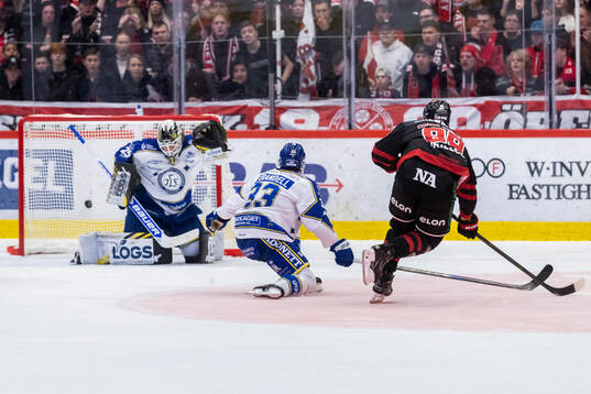 Örebros Patrik Karlkvist gör 1-0 på Leksands målvakt
