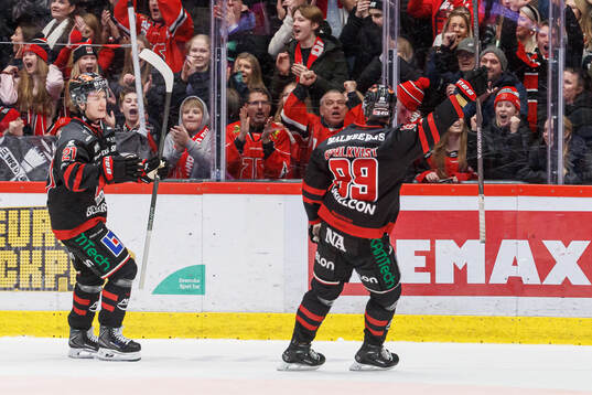 Örebros Patrik Puistola och Patrik Karlkvist jublar