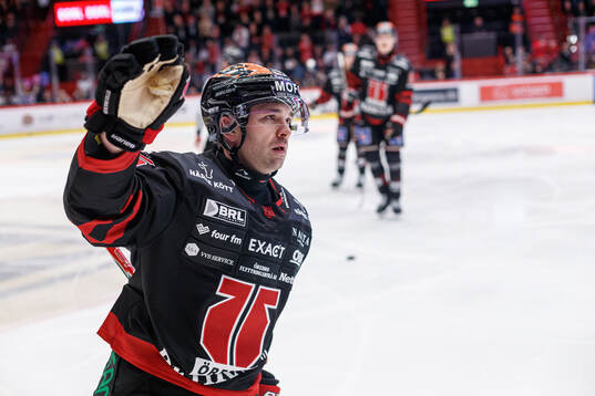 Örebros David Quenneville jublar