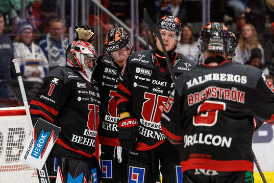 Örebros målvakt Jhonas Enroth jublar