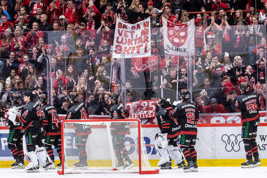 Örebros målvakt Jhonas Enroth jublar