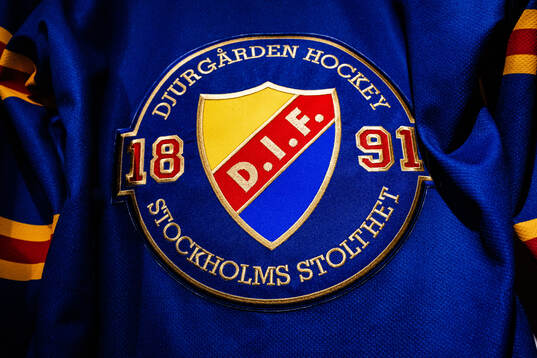 Djurgårdens klubbmärke på en matchtröja i souvenirshopen