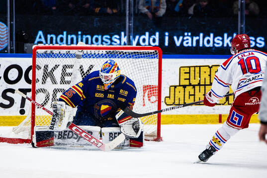 Djurgårdens målvakt Magnus Hellberg räddar en straff av