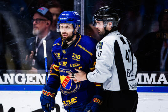 Djurgårdens Marcus Krüger och linjedomare Oliver Sjöberg