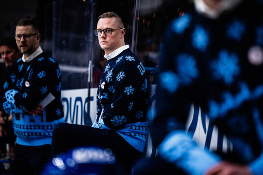 Djurgårdens tränare Robert Kimby i en jultröja