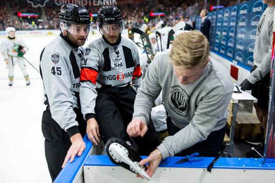 Domare Kristoffer Folkstrand får hjälp med sin skridsko