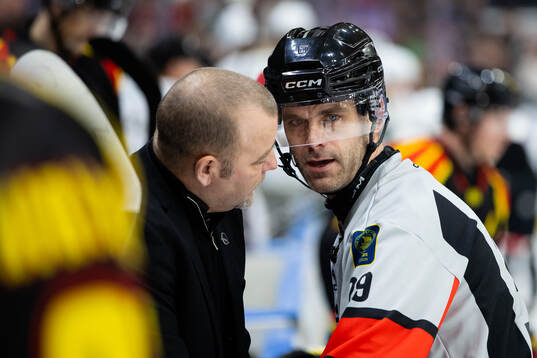 Brynäs tränare Niklas Gällstedt  och domare Richard