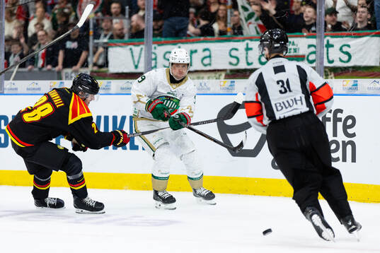 Brynäs Johannes Kinnvall och Frölundas Linus Weissbach
