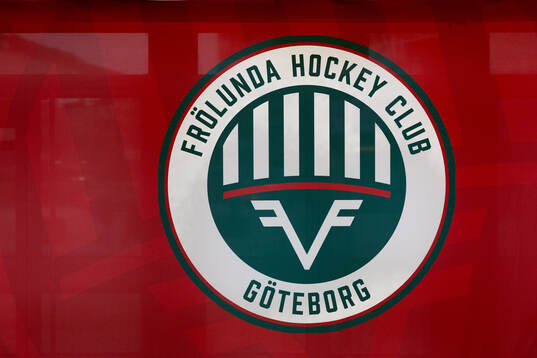 Frölundas klubbmärke på en vägg i Scandinavium