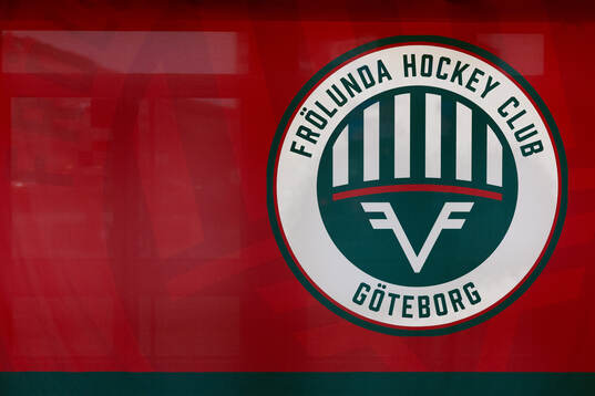 Frölundas klubbmärke på en vägg i Scandinavium
