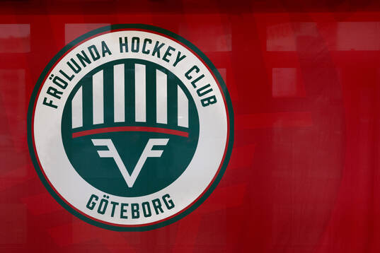 Frölundas klubbmärke på en vägg i Scandinavium