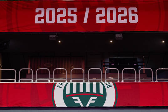 Frölundas klubbmärke på läktaren i Scandinavium