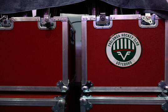 Frölundas klubbmärke på en väska i Scandinavium
