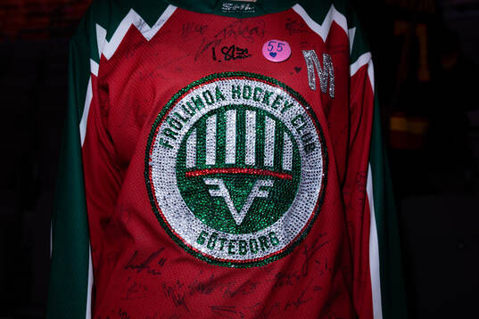 Frölundas klubbmärke på en signerad supporter tröja