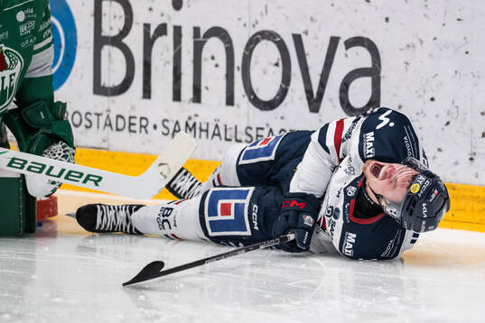Linköpings Adam Hofbauer har ont