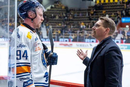 Växjös tränare Björn Hellkvist i snack med Joel Persson