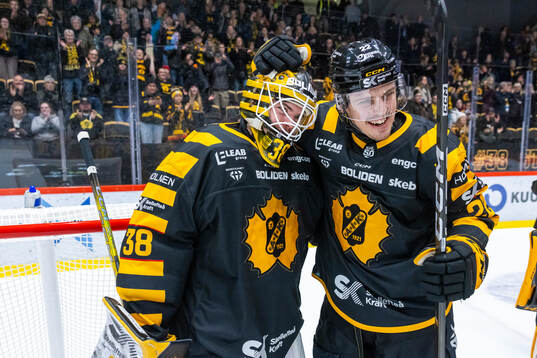 Skellefteås målvakt Strauss Mann jublar med Jonathan