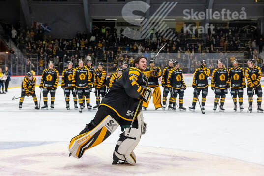 Skellefteås målvakt Strauss Mann jublar