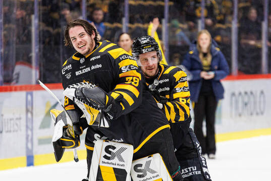 Skellefteås målvakt Strauss Mann jublar