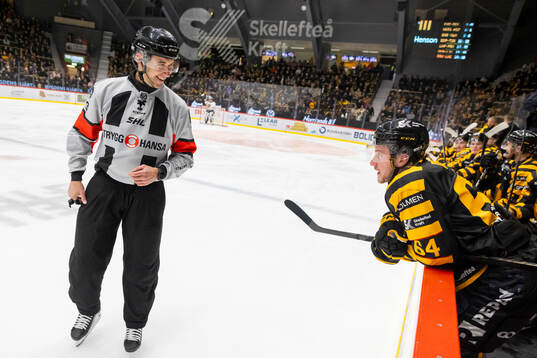 Domaren Linus Öhlund och Skellefteås Jonathan Pudas
