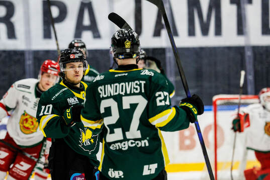 Östersunds Oliver Kandergård jublar och Leo Sundqvist