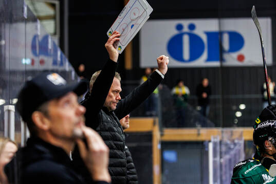 Östersunds tränare Mikael Holmqvist jublar