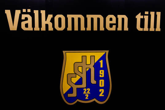 Södertäljes klubbmärke på en vägg i Scaniarinken