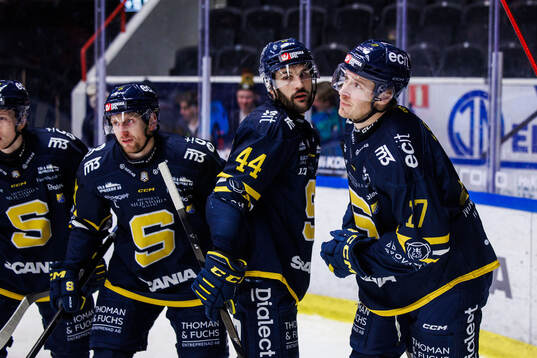 Södertäljes Carter Ashton (h) jublar med Filip Windlert