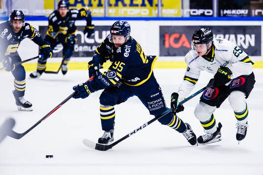 Södertäljes Teemu Väyrynen och Östersunds Maksim
