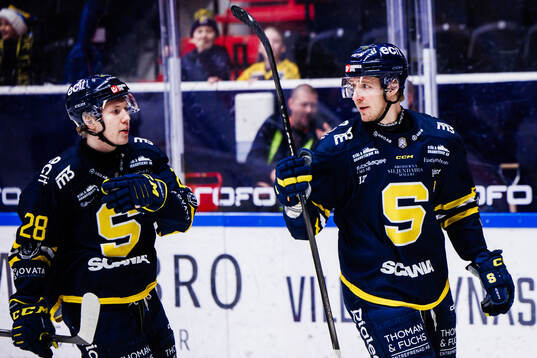 Södertäljes Carter Ashton (h) jublar med Adam Hesselvall