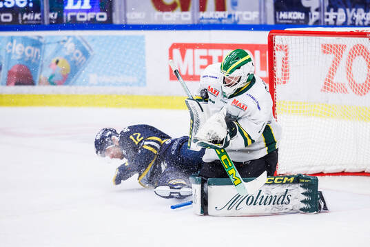 Södertäljes Viktor Liljegren och Östersunds målvakt