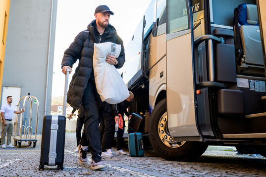 Pontus Jansson arrives at the hotel