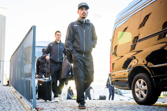 Adrian Skogmar arrives at the hotel