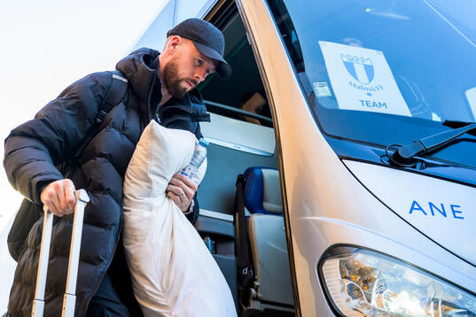 Pontus Jansson arrives at the hotel