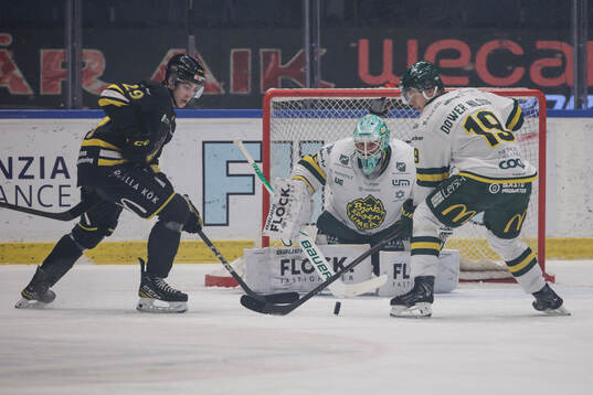 AIKs Daniel Ljungman och Björklövens målvakt Frans