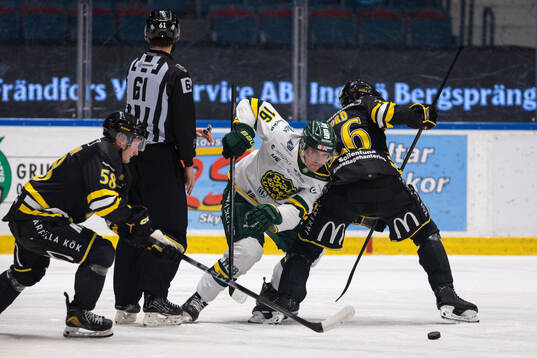 AIKs Oskar Magnusson och Björklövens Gustaf Kangas