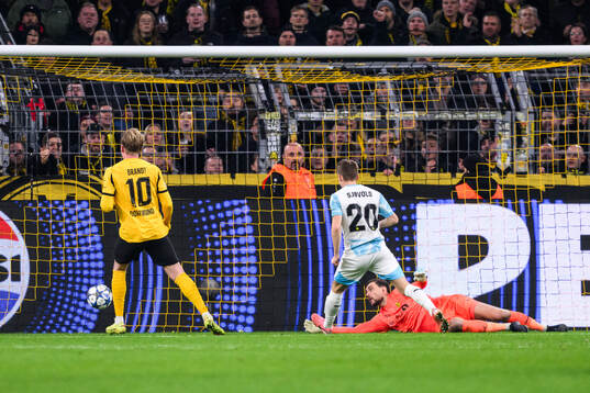 Julian Brandt of Borussia Dortmund scores 2-1