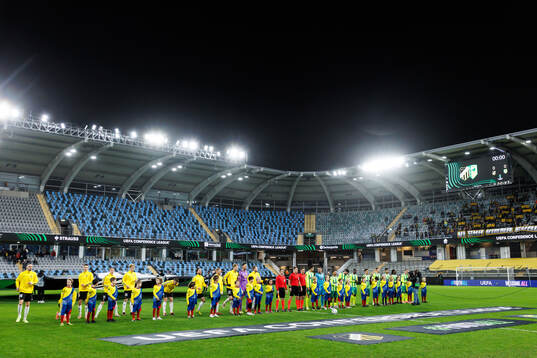 Players of Häcken and of AEK Larnaca