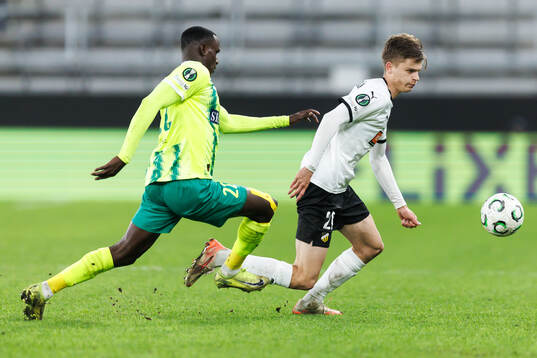 Elohor Godswill of AEK Larnaca and Adrian Svanbäck of
