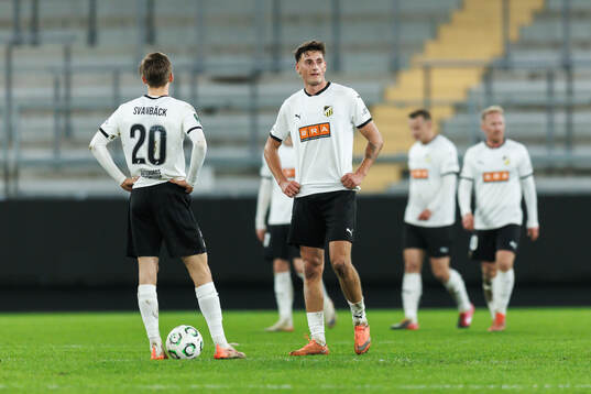 Adrian Svanbäck and Silas Andersen of Häcken look dejected