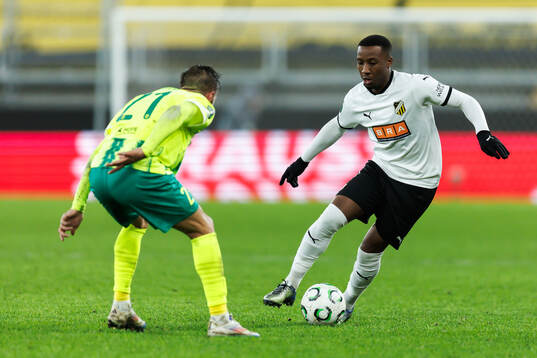 Jorge Miramon of AEK Larnaca and Sanders Ngabo of Häcken