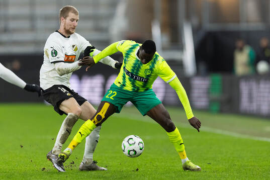 Simon Gustafson of Häcken and Elohor Godswill of AEK