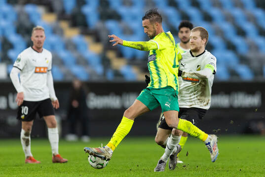 Jorge Miramon of AEK Larnaca and Simon Gustafson of Häcken