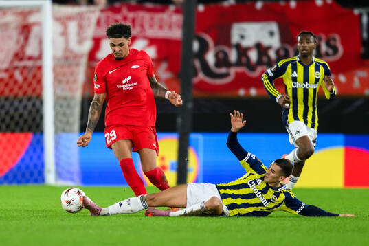Noah Jean Holm of Brann and Mert Müldür of Fenerbahce