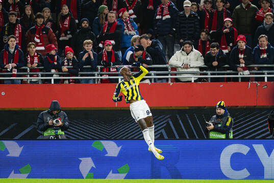 Talisca of Fenerbahce celebrates
